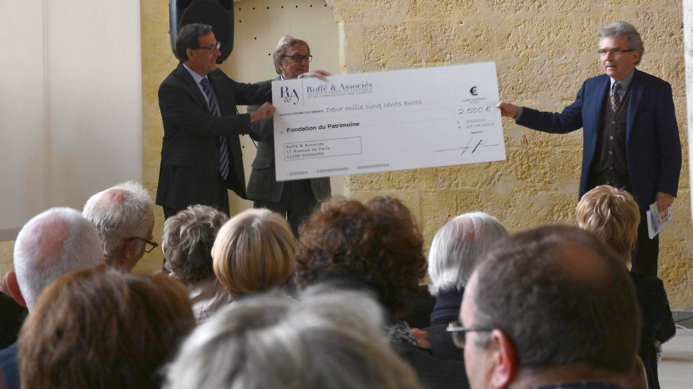 Jacques Roffé, Raymond Grasset, Christian Ferté lors de la remise de chèque pour Saint-Jean-des-Vignes. Photographe: E.F